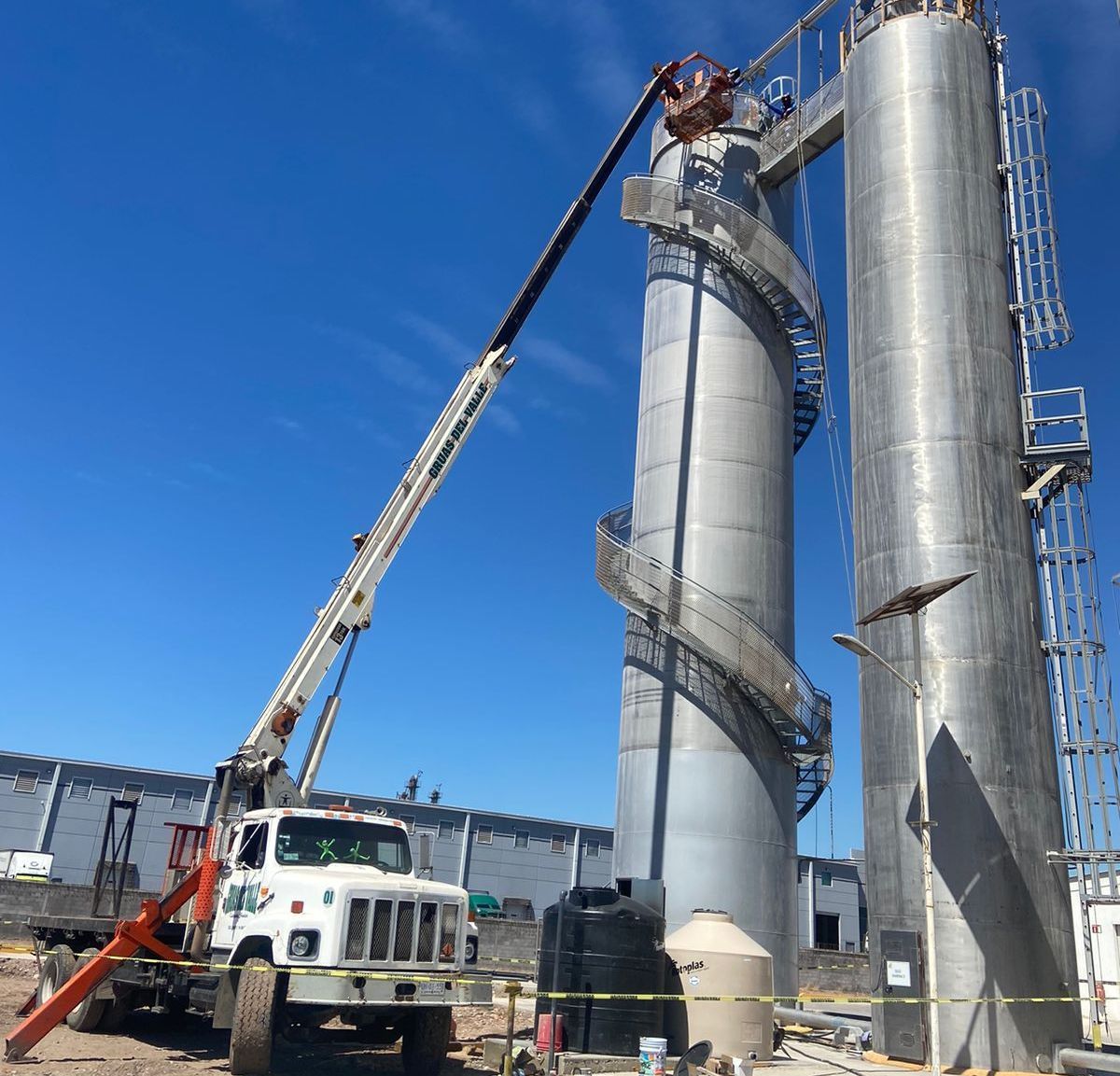 Un camión con una grúa acoplada a la parte trasera.