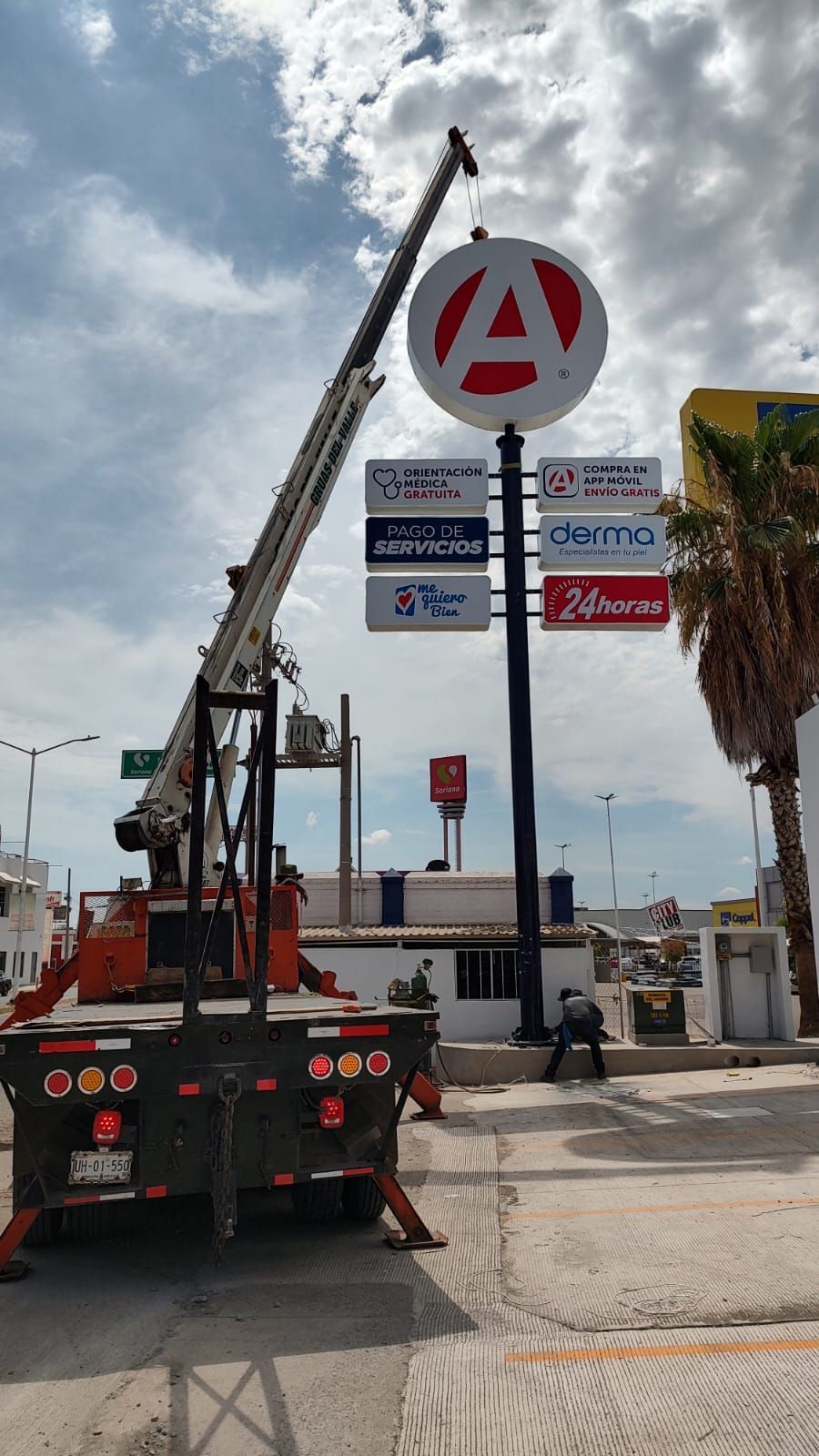 Un gran cartel con la letra A está siendo levantado por una grúa.