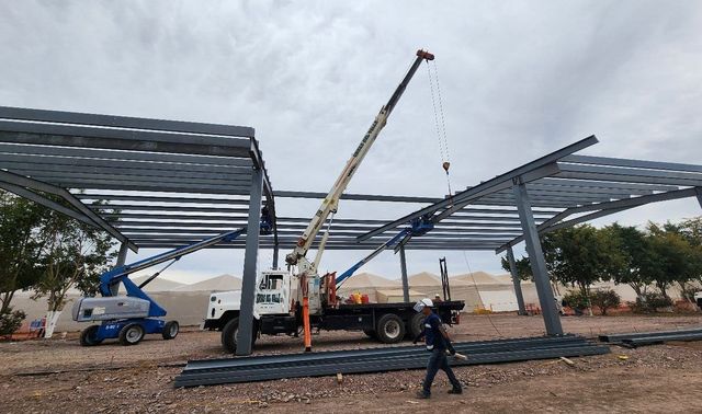 Se está utilizando una grúa para construir una estructura metálica.