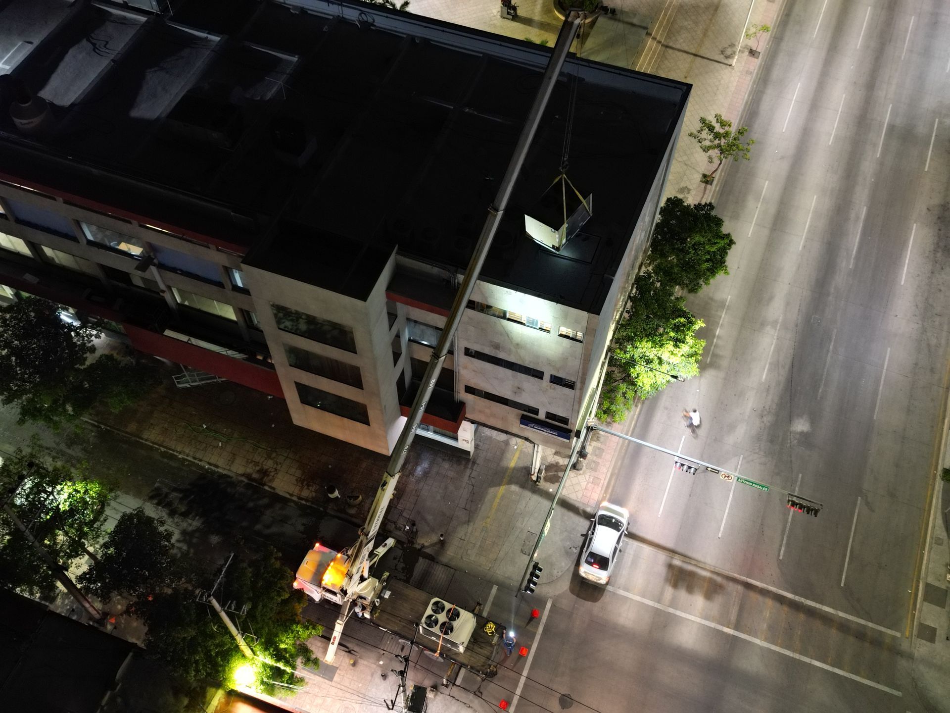 Una vista aérea de una calle de la ciudad por la noche.