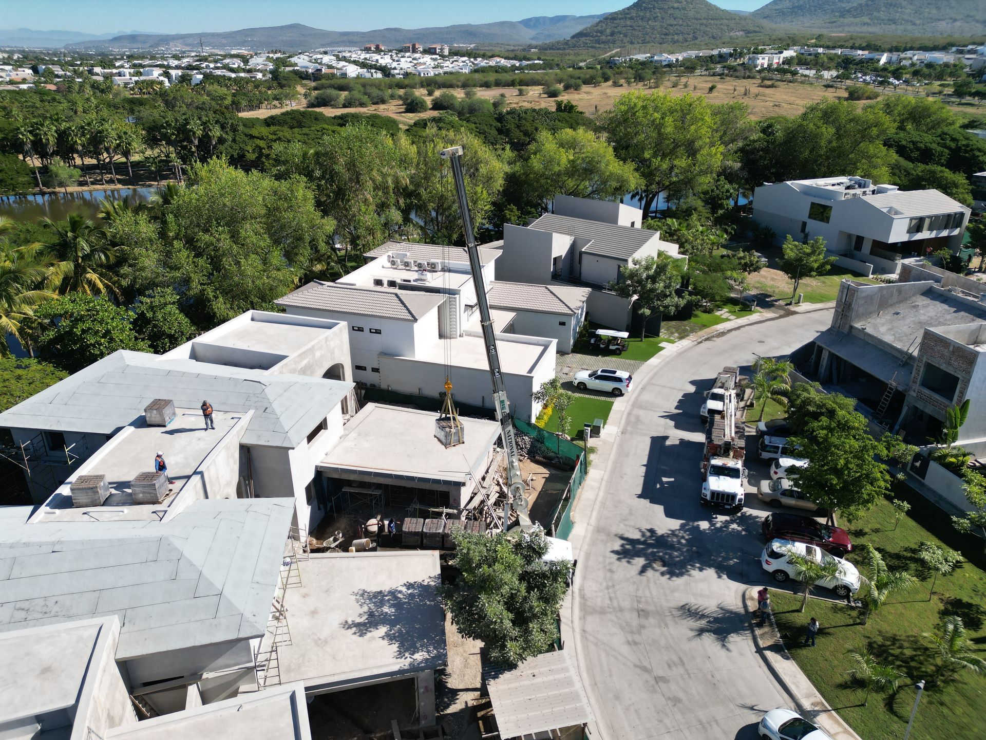 Vista aérea de un edificio en construcción en una zona residencial.