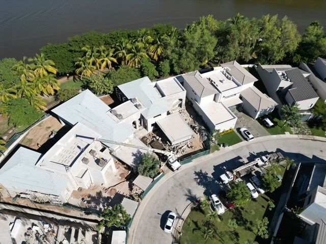 Una vista aérea de una zona residencial con un río al fondo.