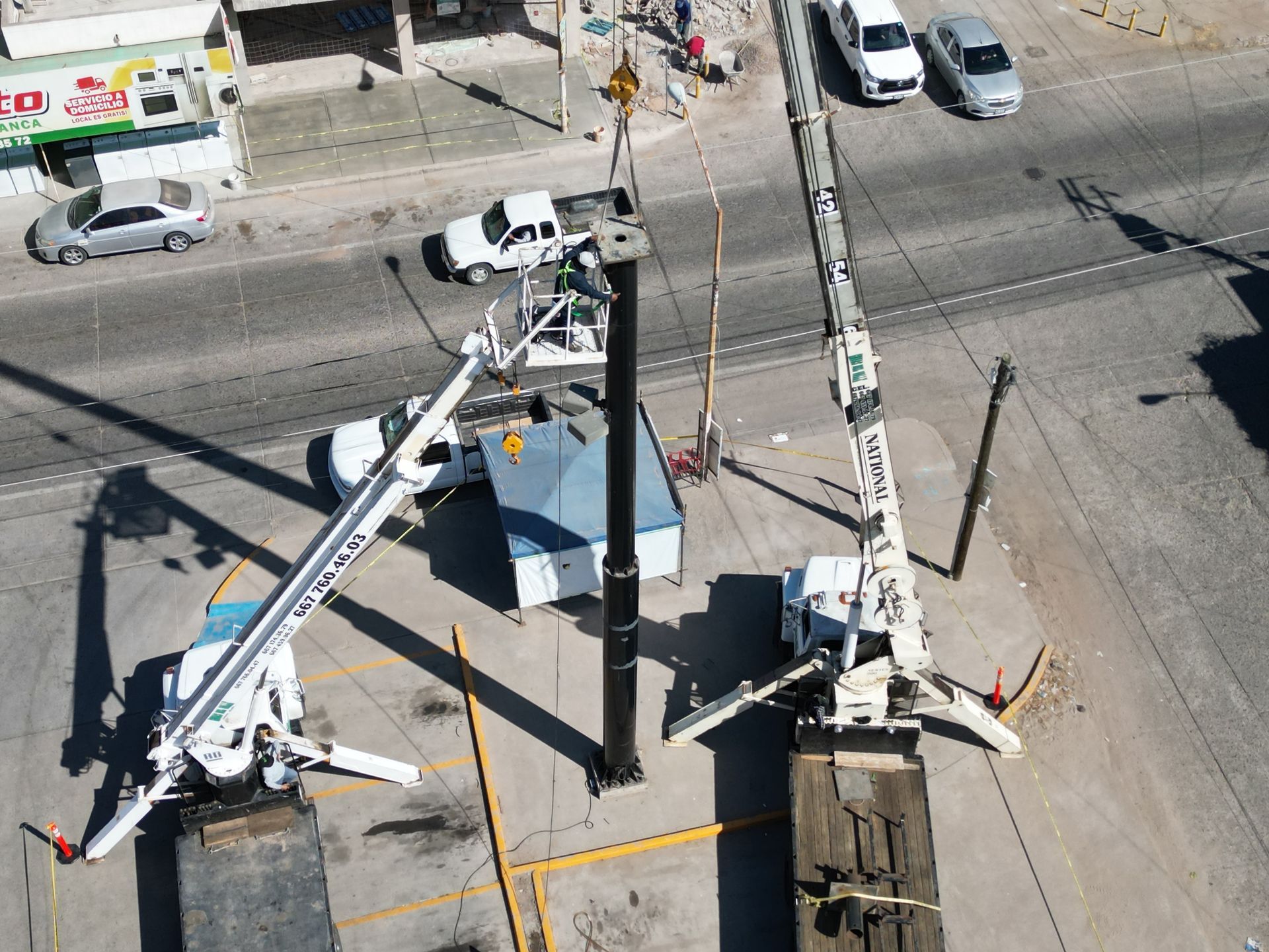 Una vista aérea de un sitio de construcción con un camión y una grúa.