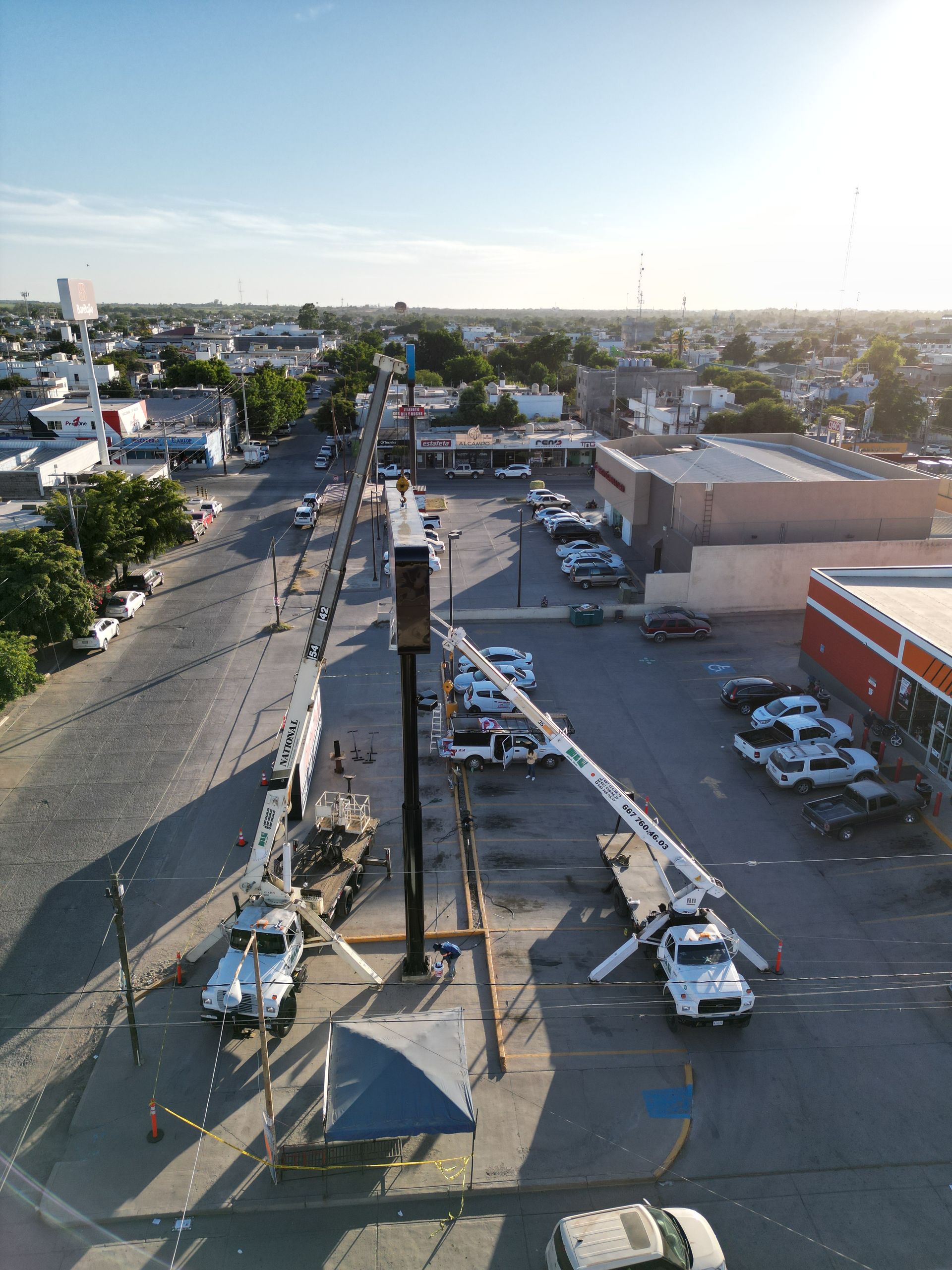 Una vista aérea de un estacionamiento con camiones y una grúa.