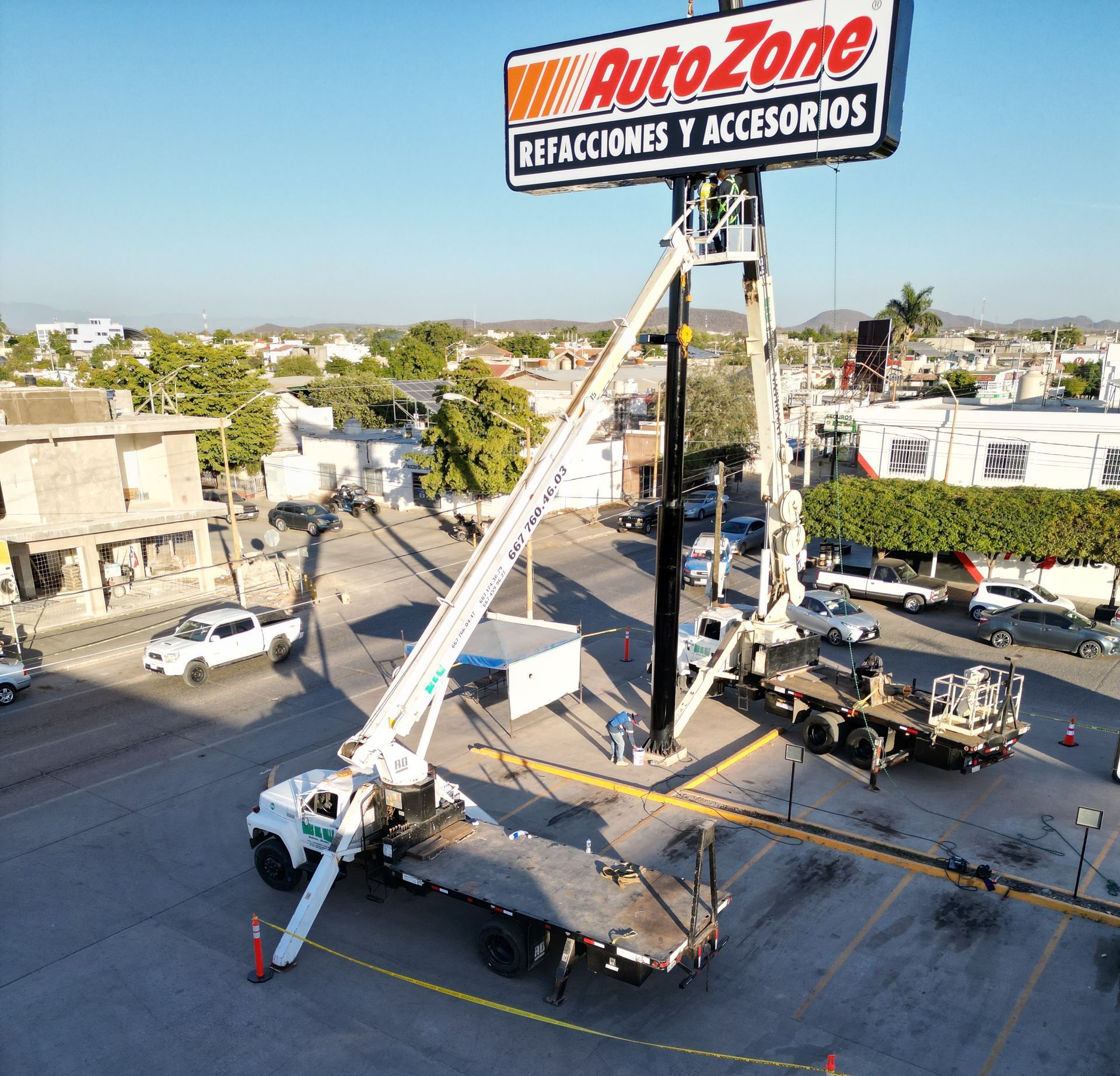 Una vista aérea de un cartel de AutoZone en un estacionamiento.