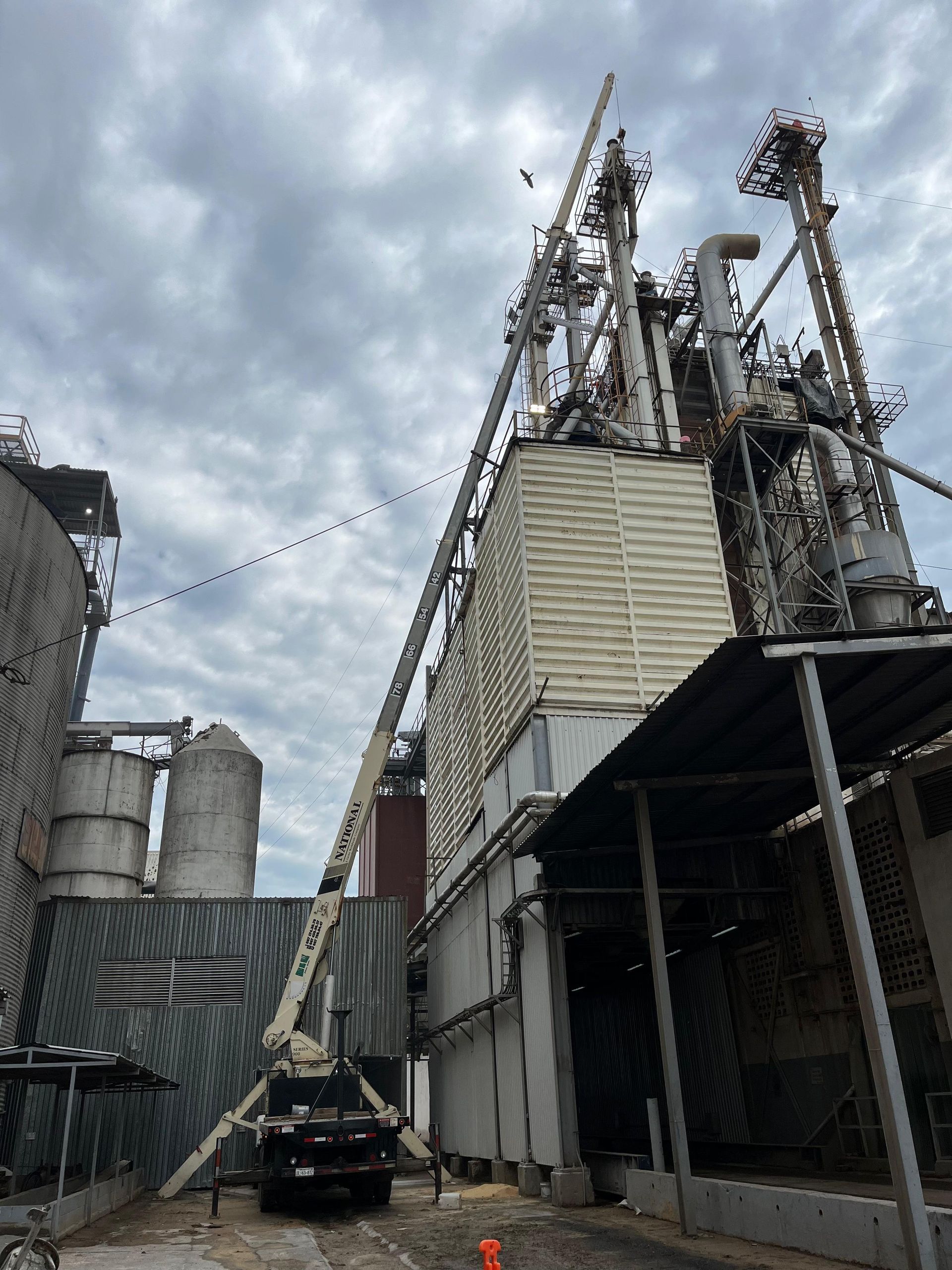 Un edificio grande con una grúa encima.