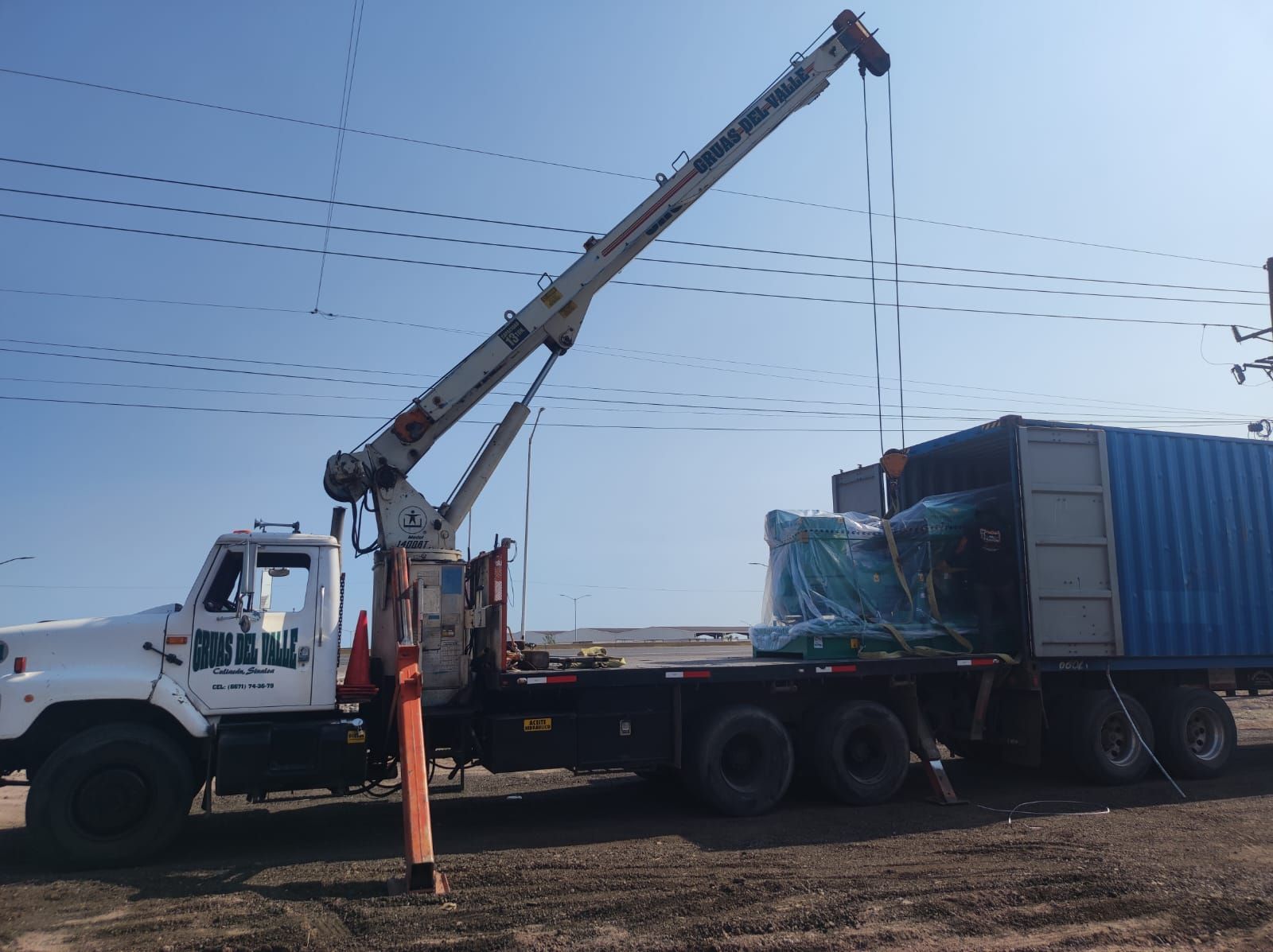 Un camión con una grúa acoplada a la parte trasera.