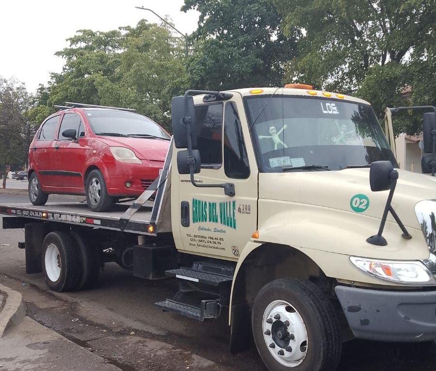 Una grúa con el número 02