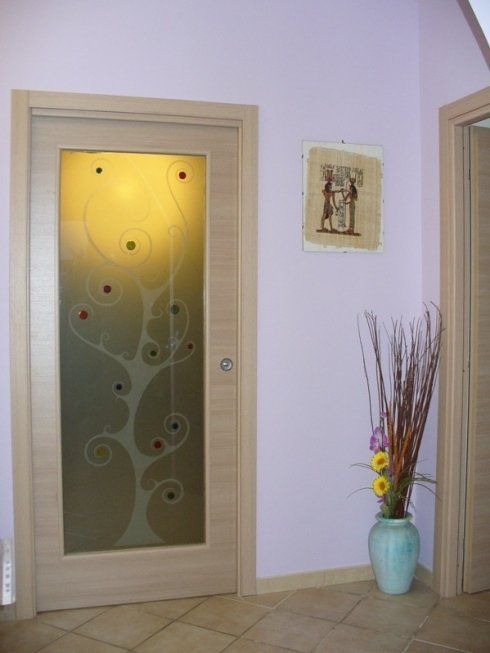 porta con vetro decorativo