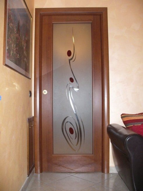 porta di legno con vetro decorato