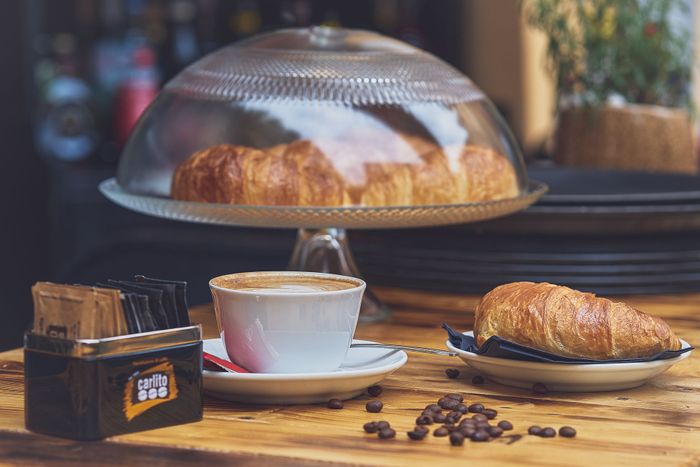 tavolo con croissant e cappuccino