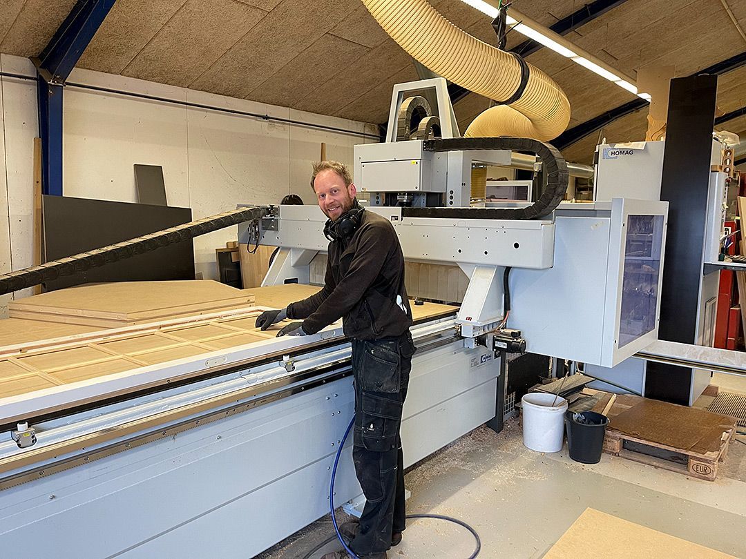 Jens hos Maskinsnedkeriet arbejder ved CNC maskinen