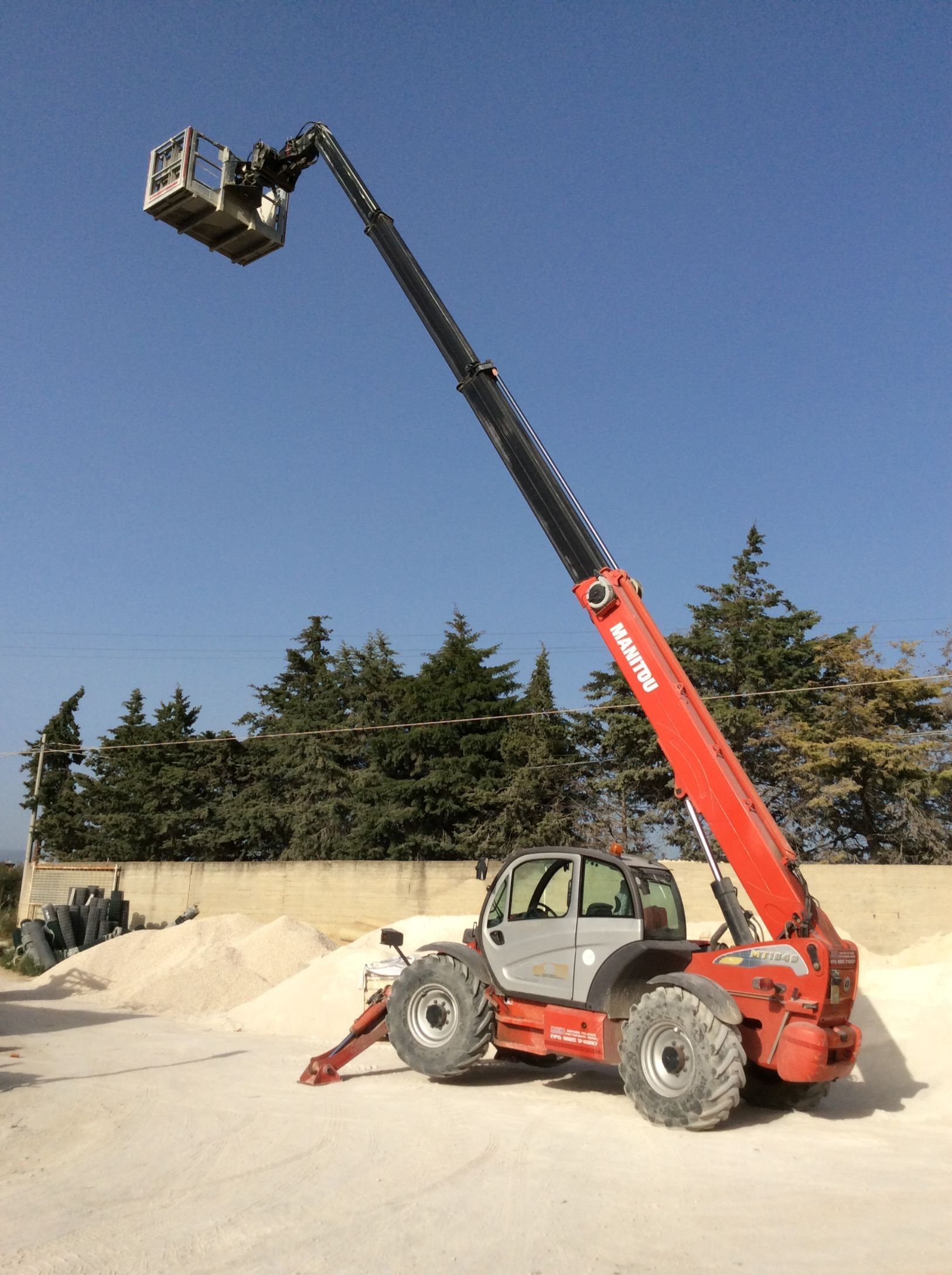 automezzo elevatore in azione 9