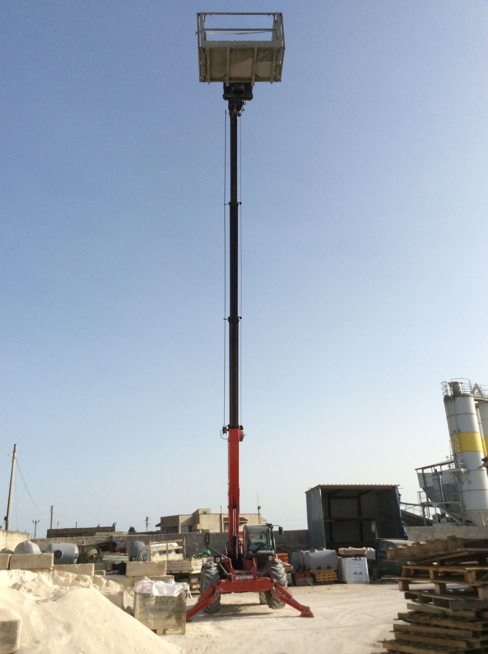 automezzo elevatore in azione 7