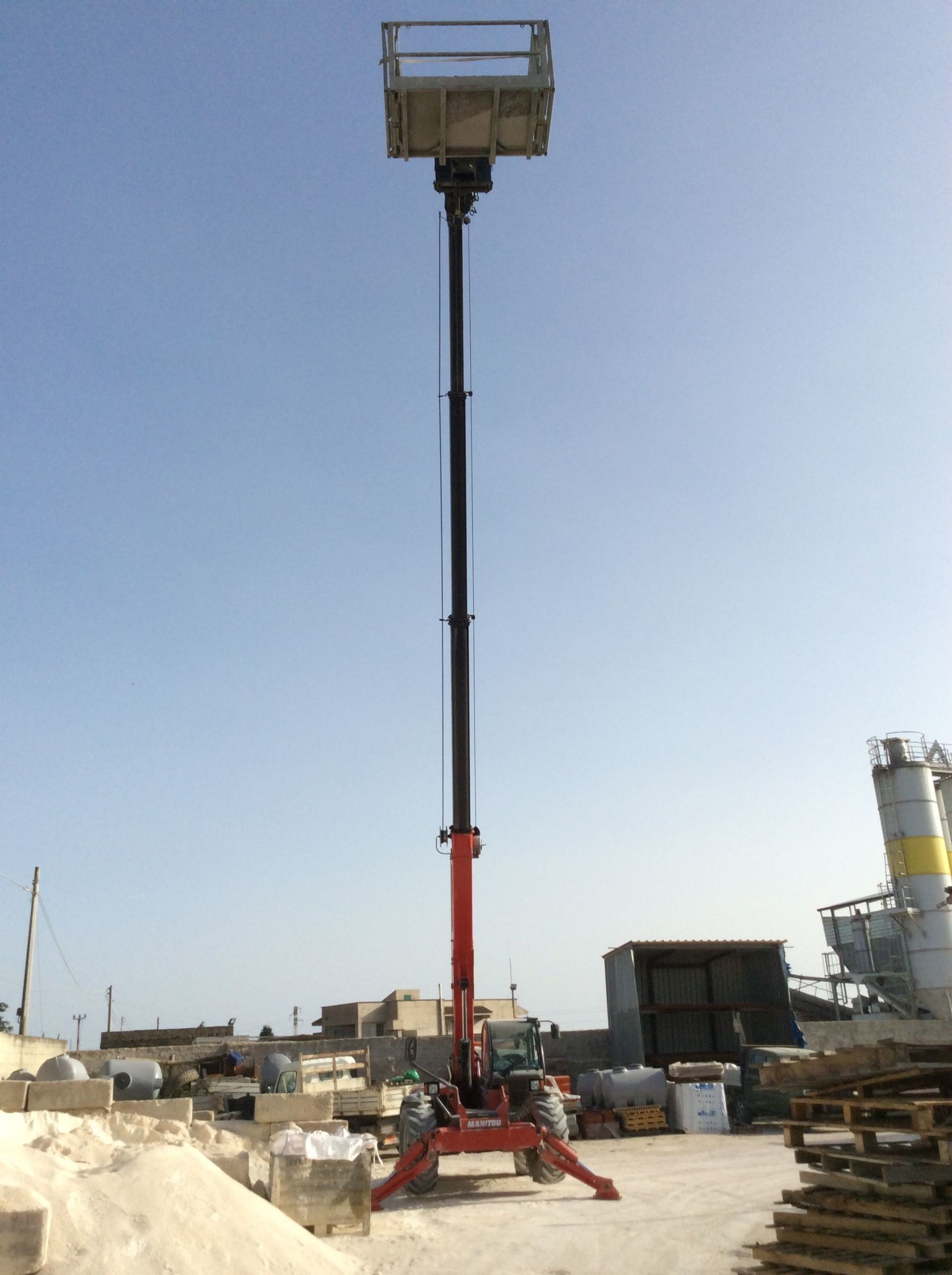 automezzo elevatore in azione 6