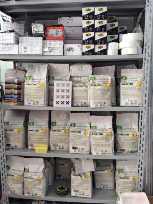 stock di chiodi e strumenti per l'edilizia