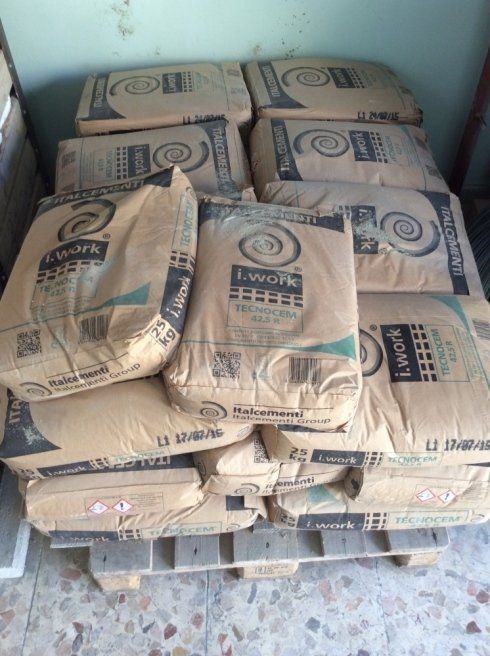 sacchi di cemento per lavori in cantiere