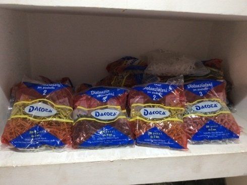 stock di tasselli per l'edilizia