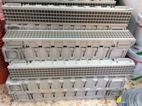 stock di grondaie per cortili privati e pubblici