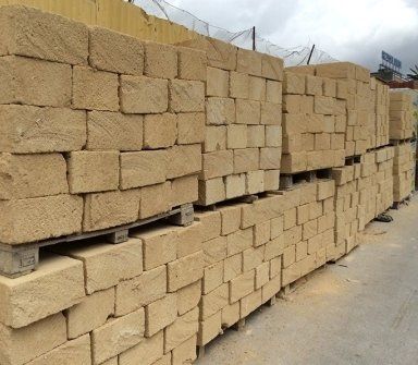 stock di mattoni per opere in giardino