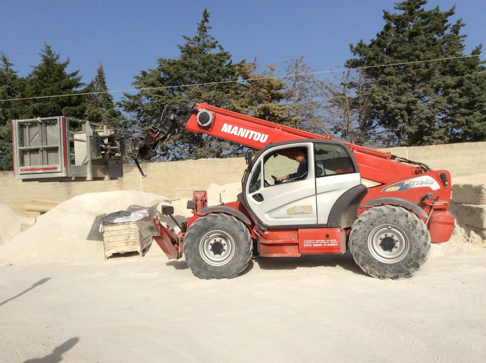 automezzo elevatore in azione 1