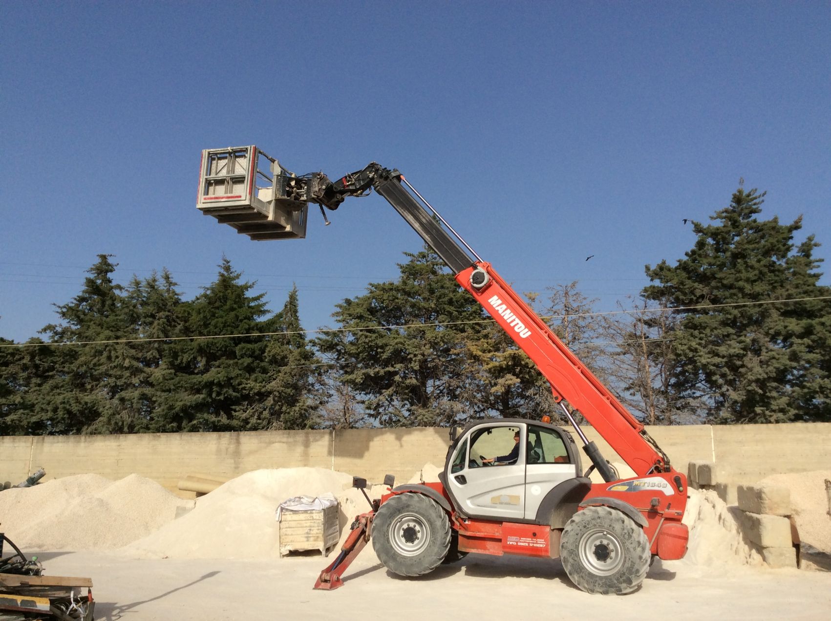 automezzo elevatore in azione 3