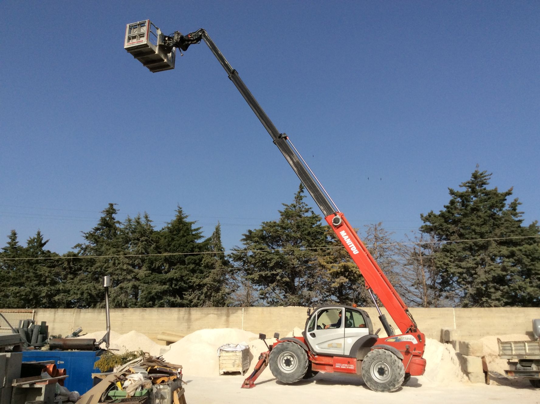 automezzo elevatore in azione 4