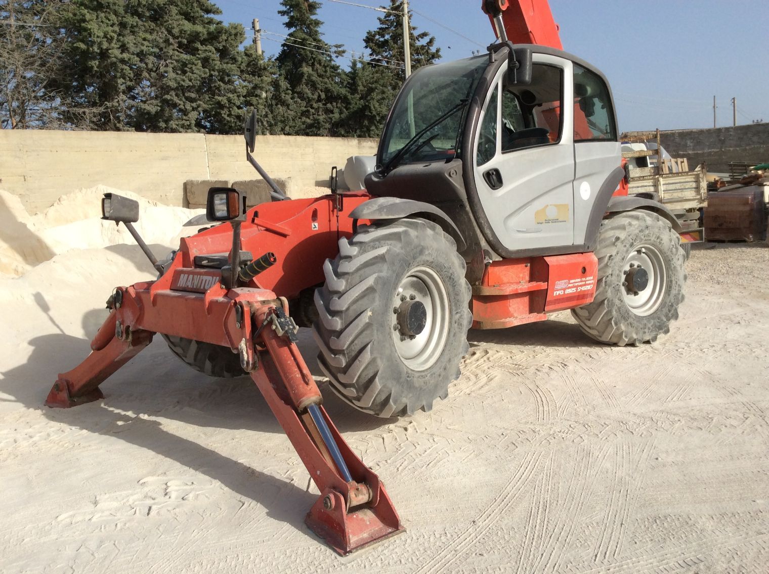 automezzo elevatore in azione 2