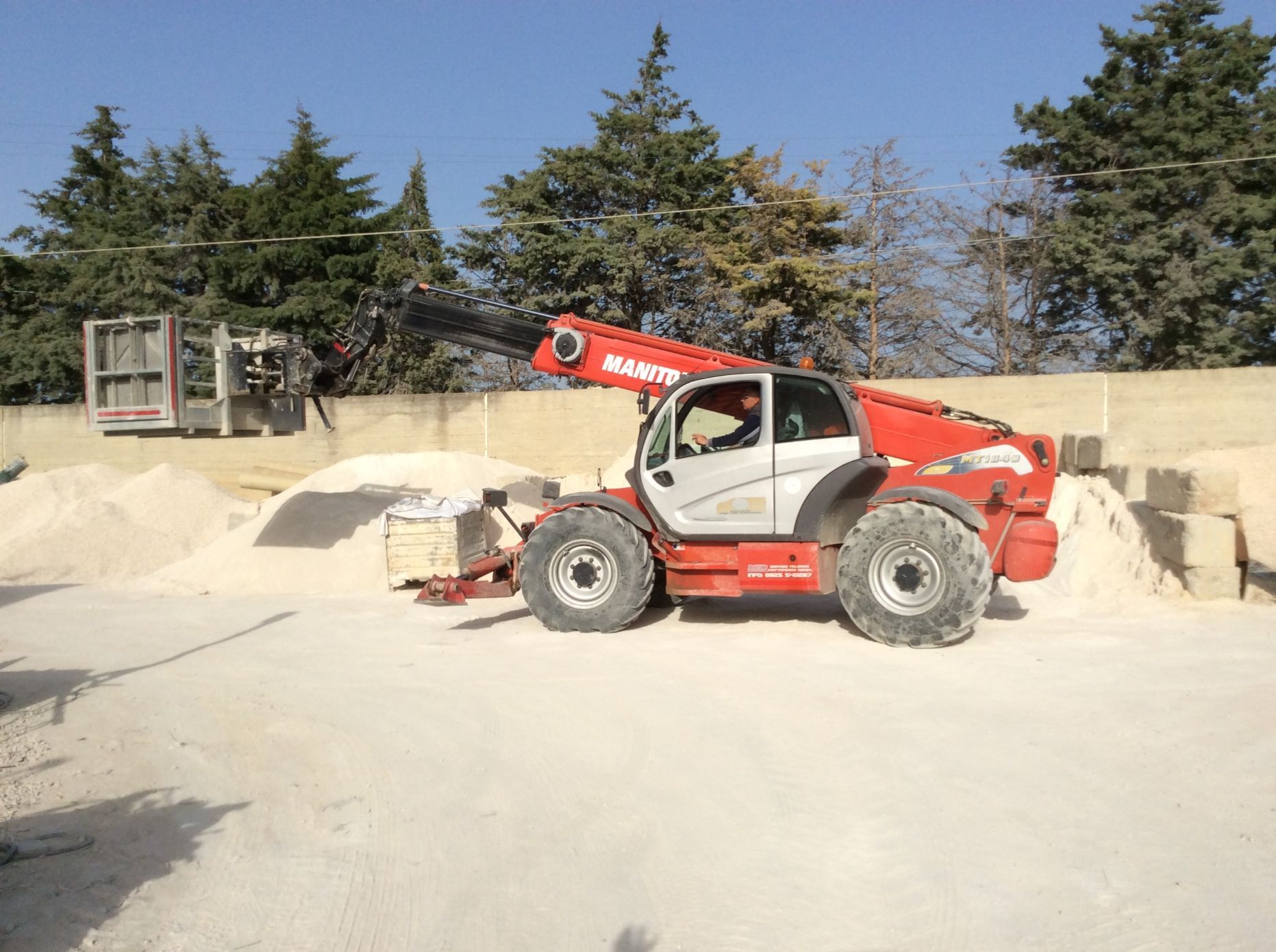 automezzo elevatore in azione 10