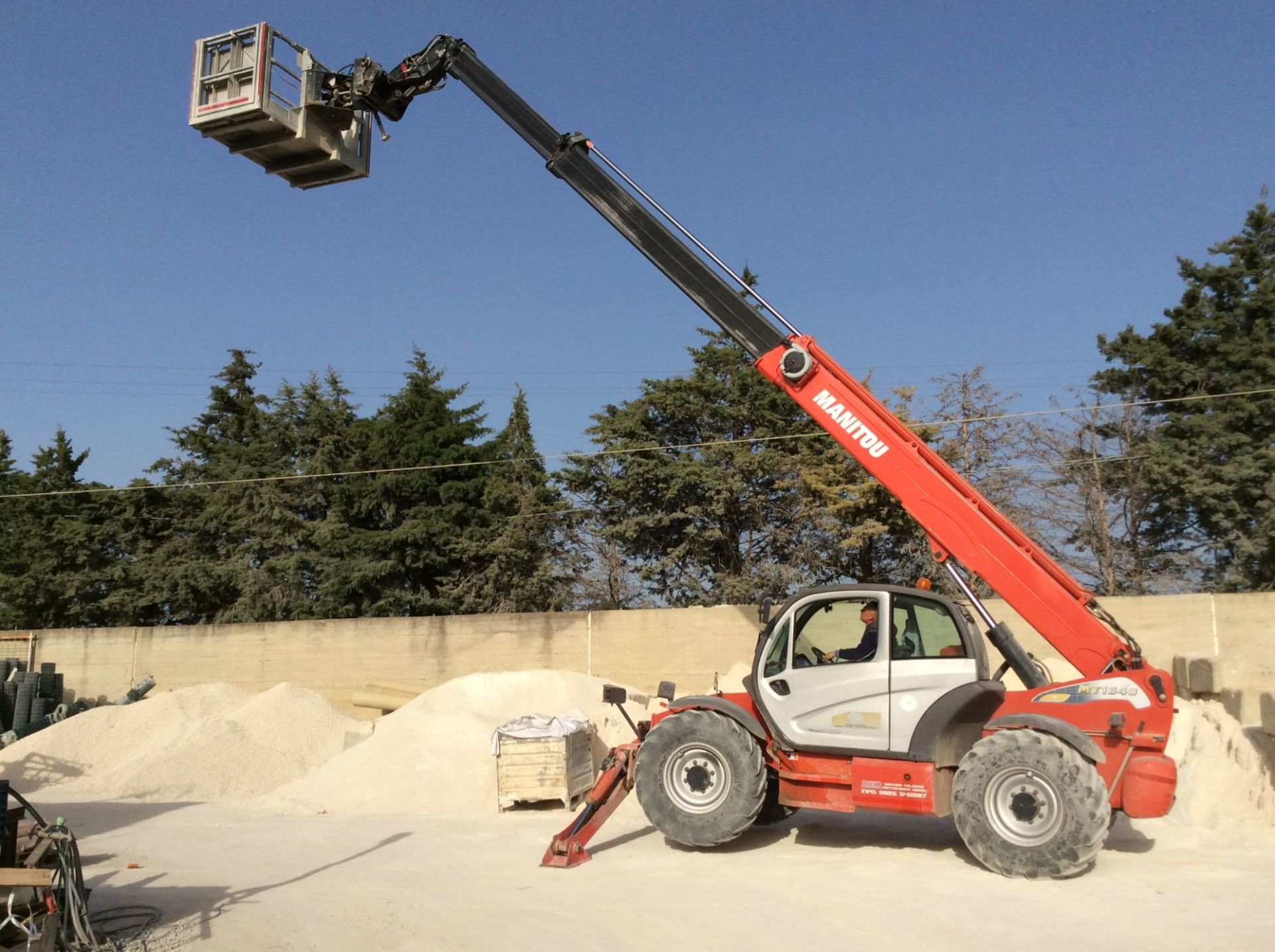 automezzo elevatore in azione 8