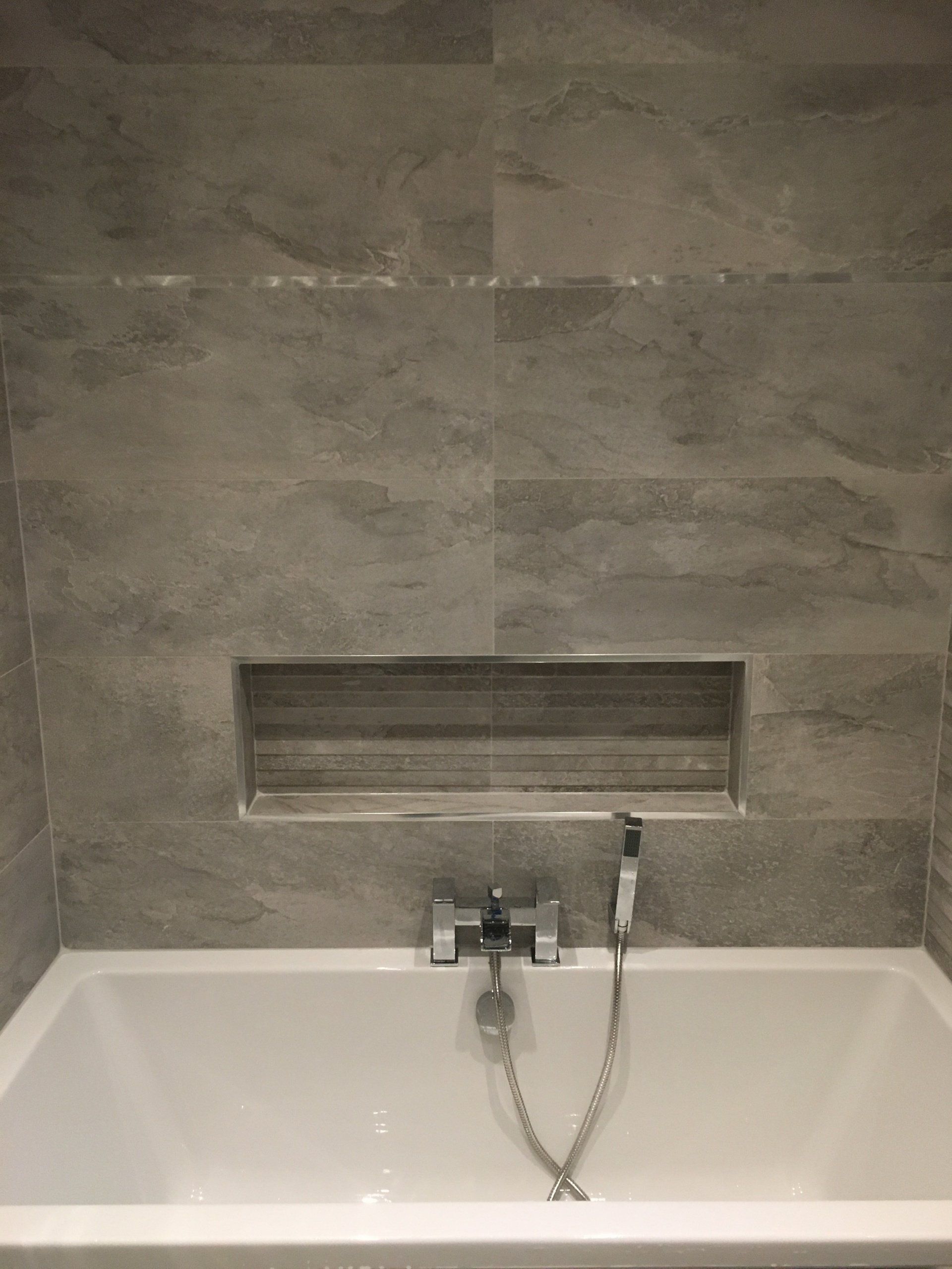 Double ended bath, recess shelf