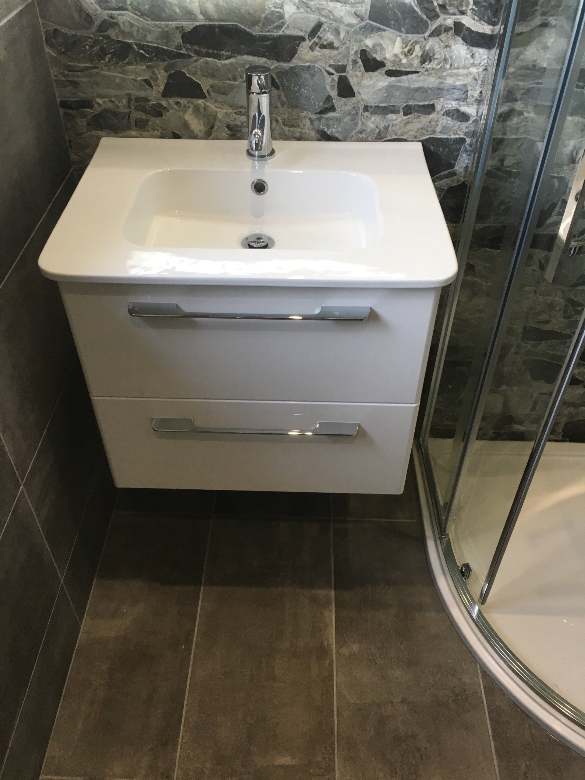 White vanity unit, stone effect tiles