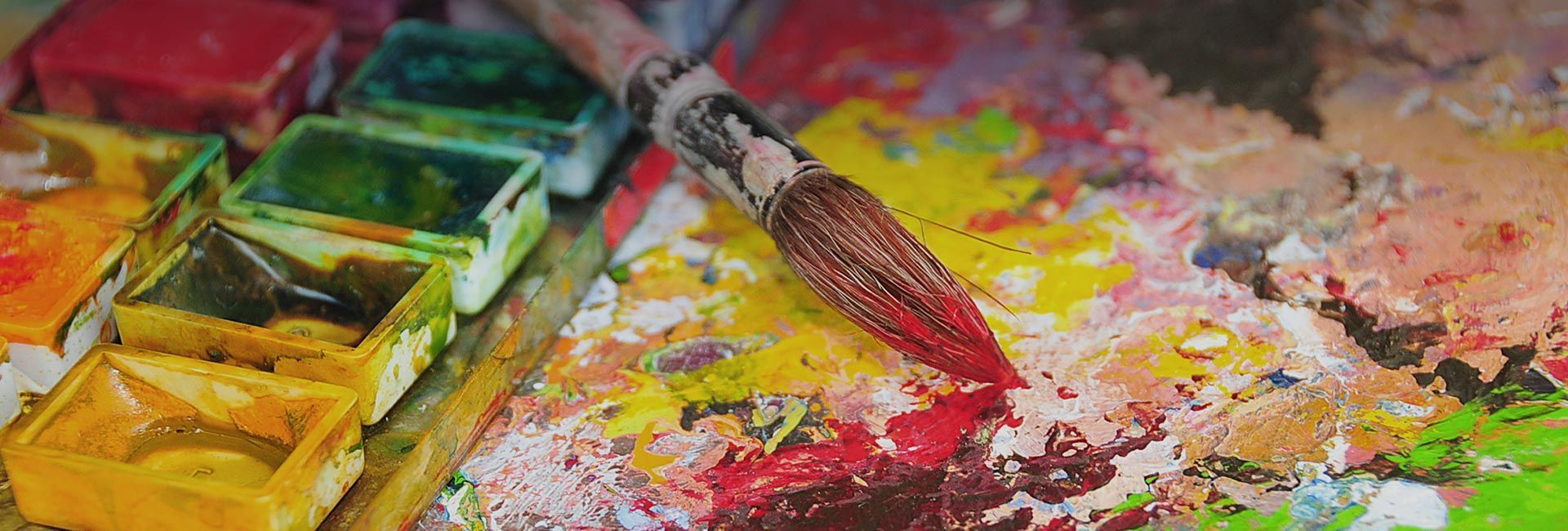 Pinsel und eine Palette mit bunten Farben.