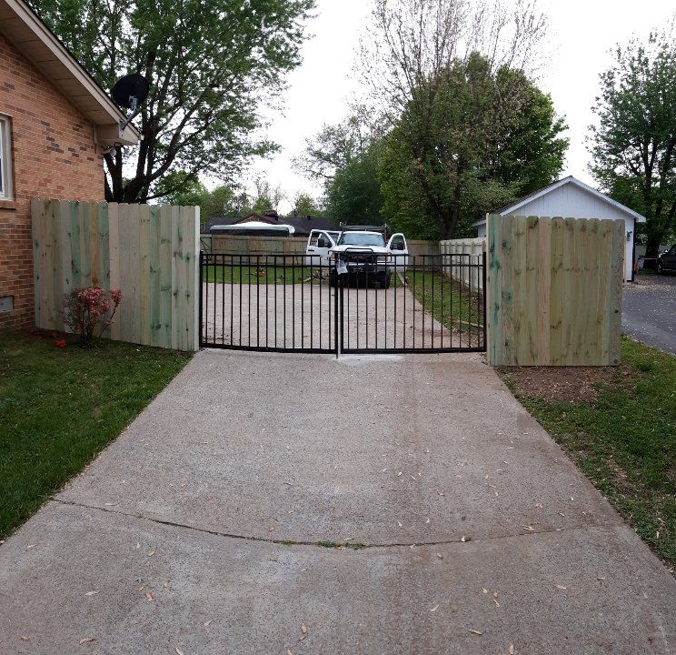 Custom gated fence in Clarksville, TN