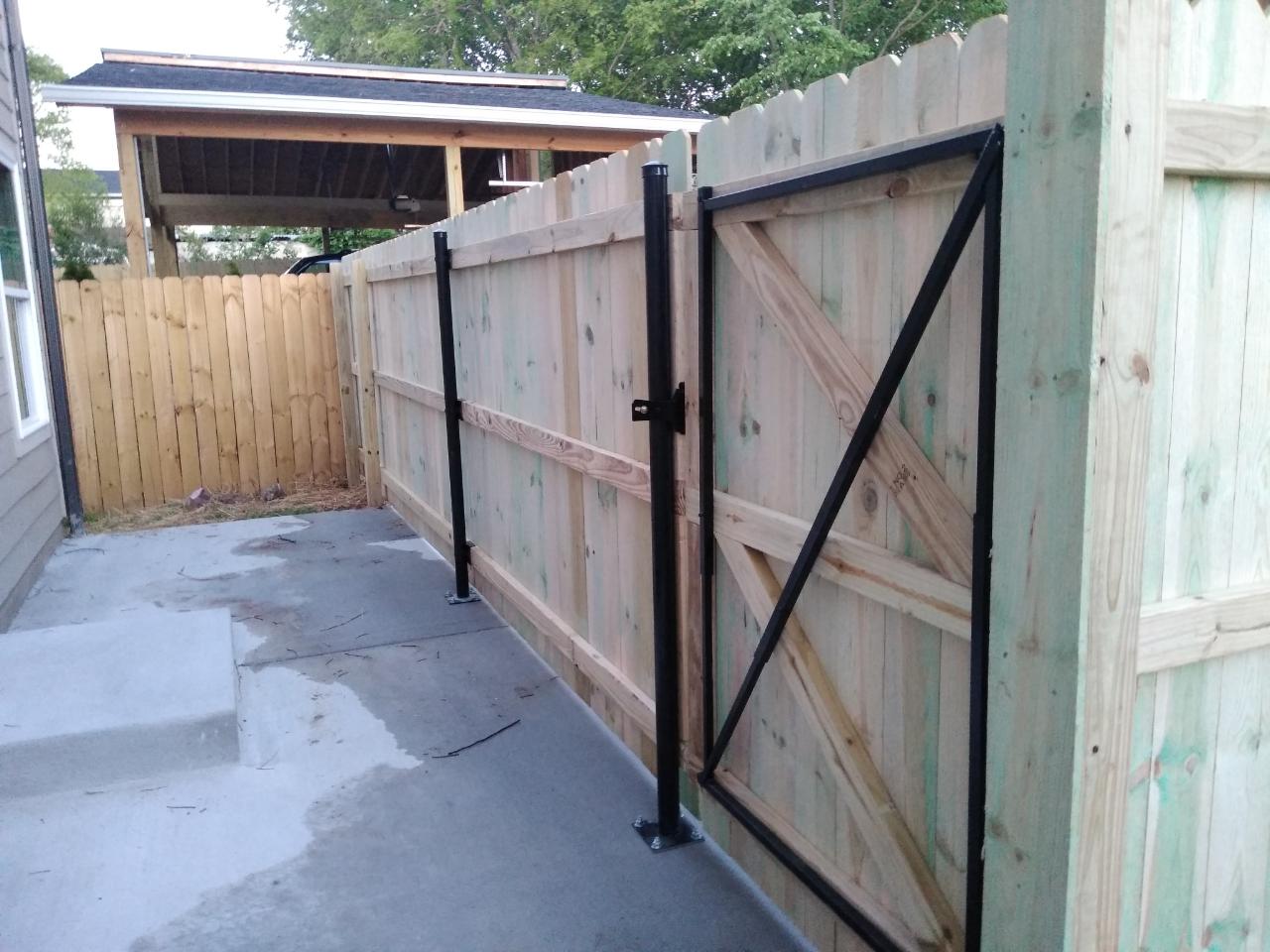 Privacy gated fence in Clarksville, TN