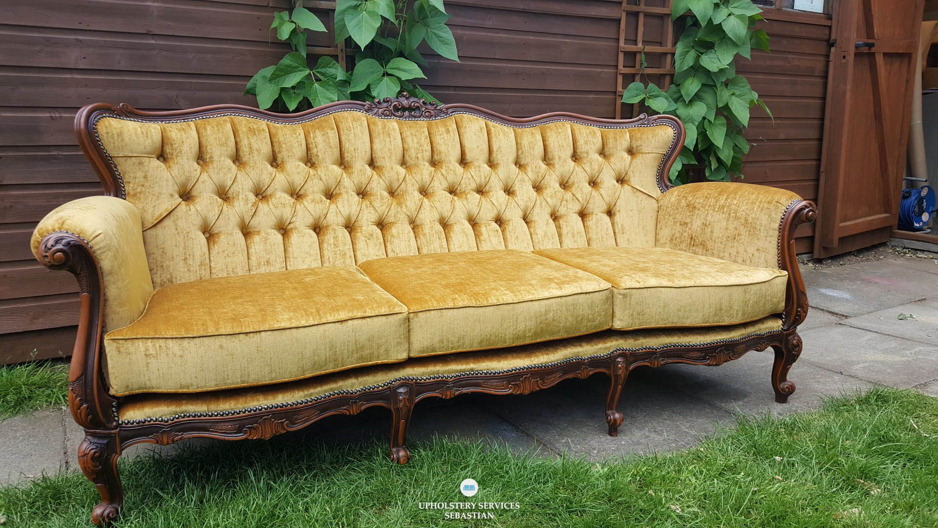 Back sofa in antique gold velvet fabric
