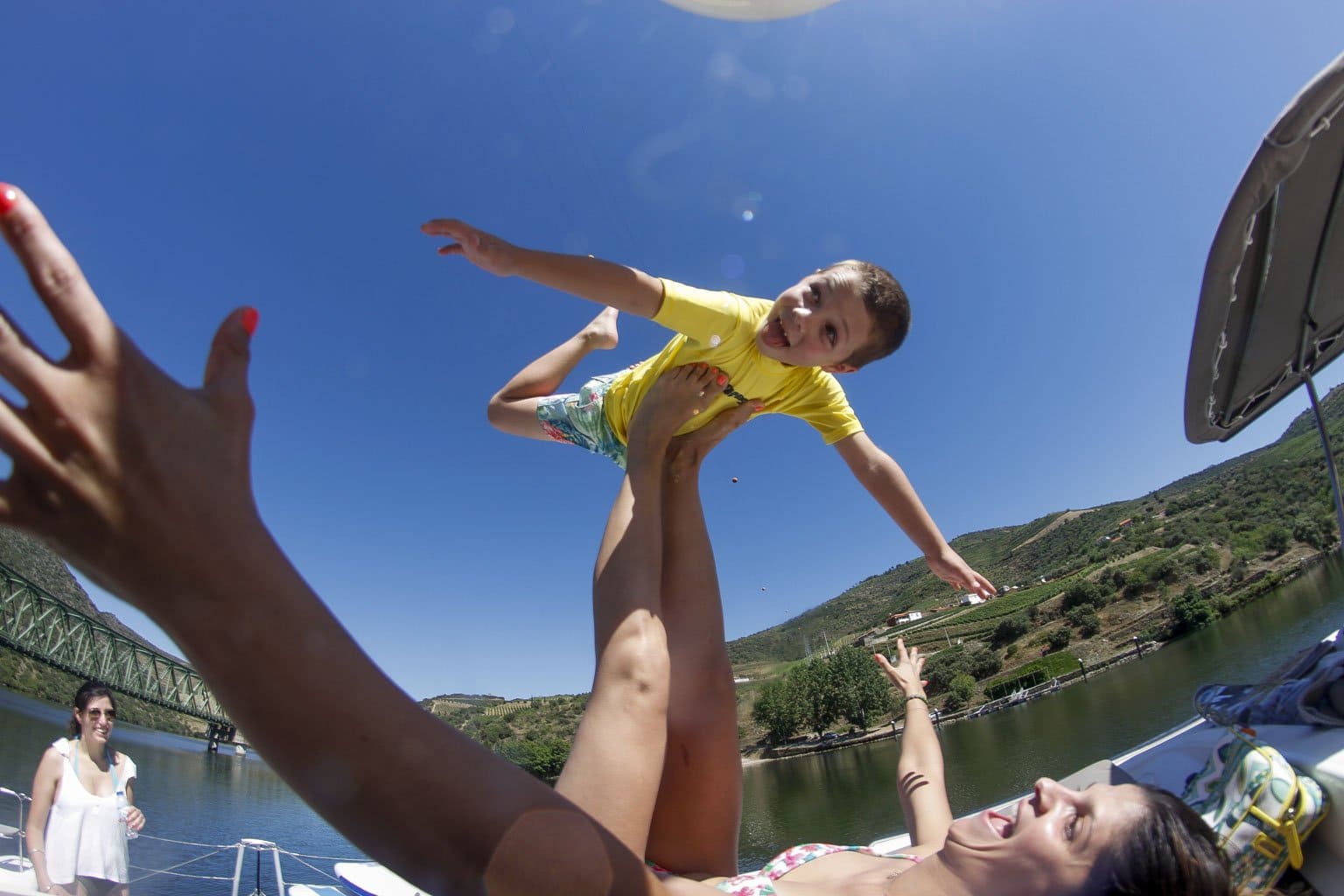 Uma mulher está segurando uma criança no ar