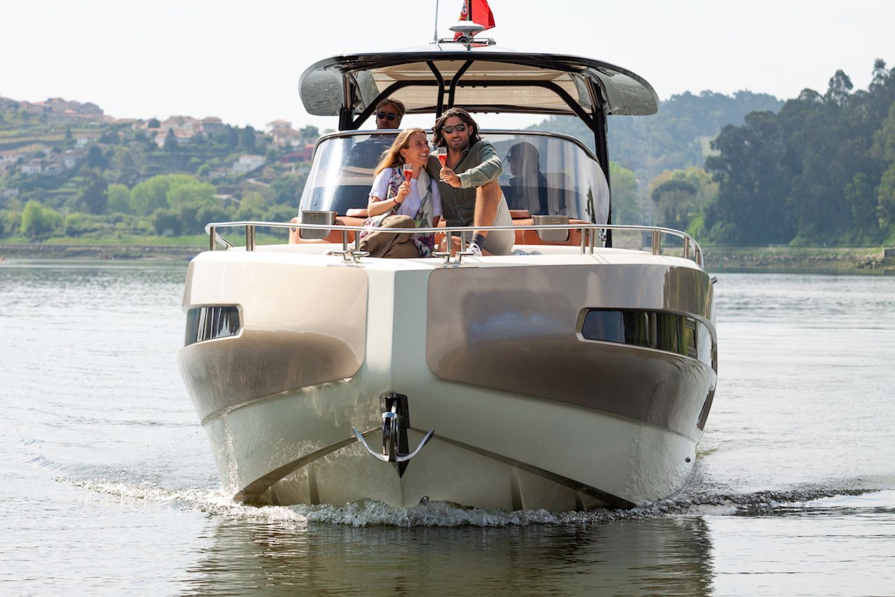 Um barco com pessoas flutuando em um lago