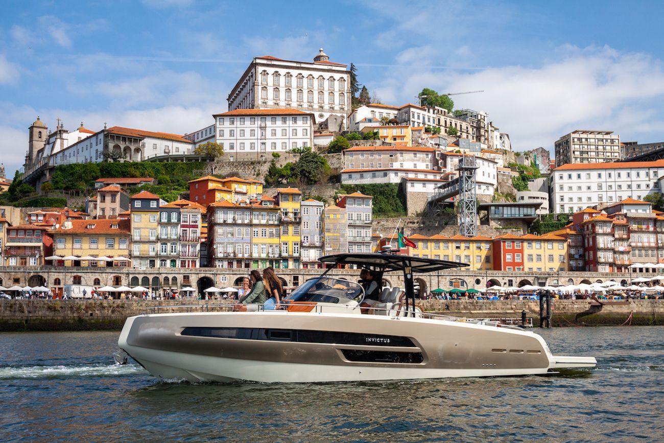 Um barco está flutuando sobre um corpo d'água em frente a uma cidade.