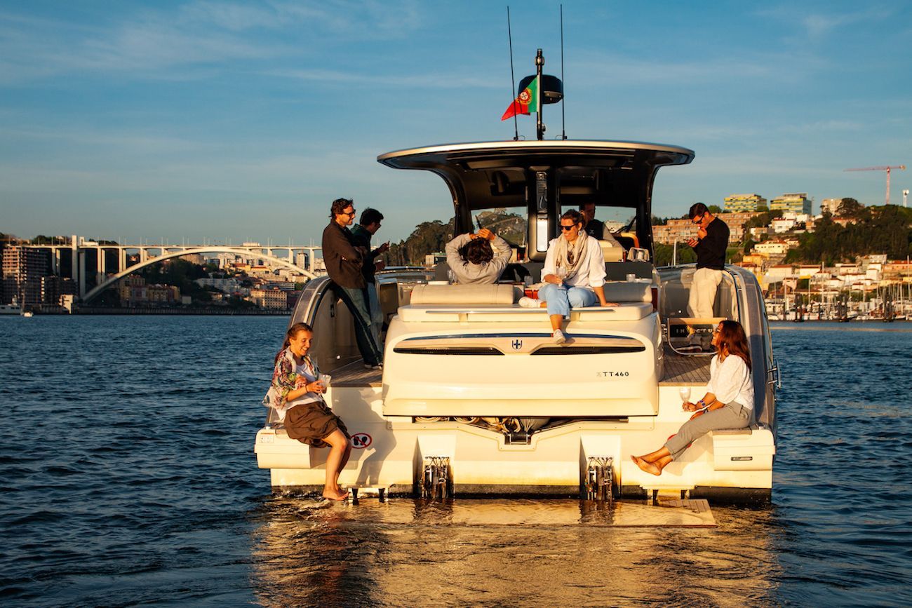 Um grupo de pessoas está sentado na parte de trás de um barco na água.