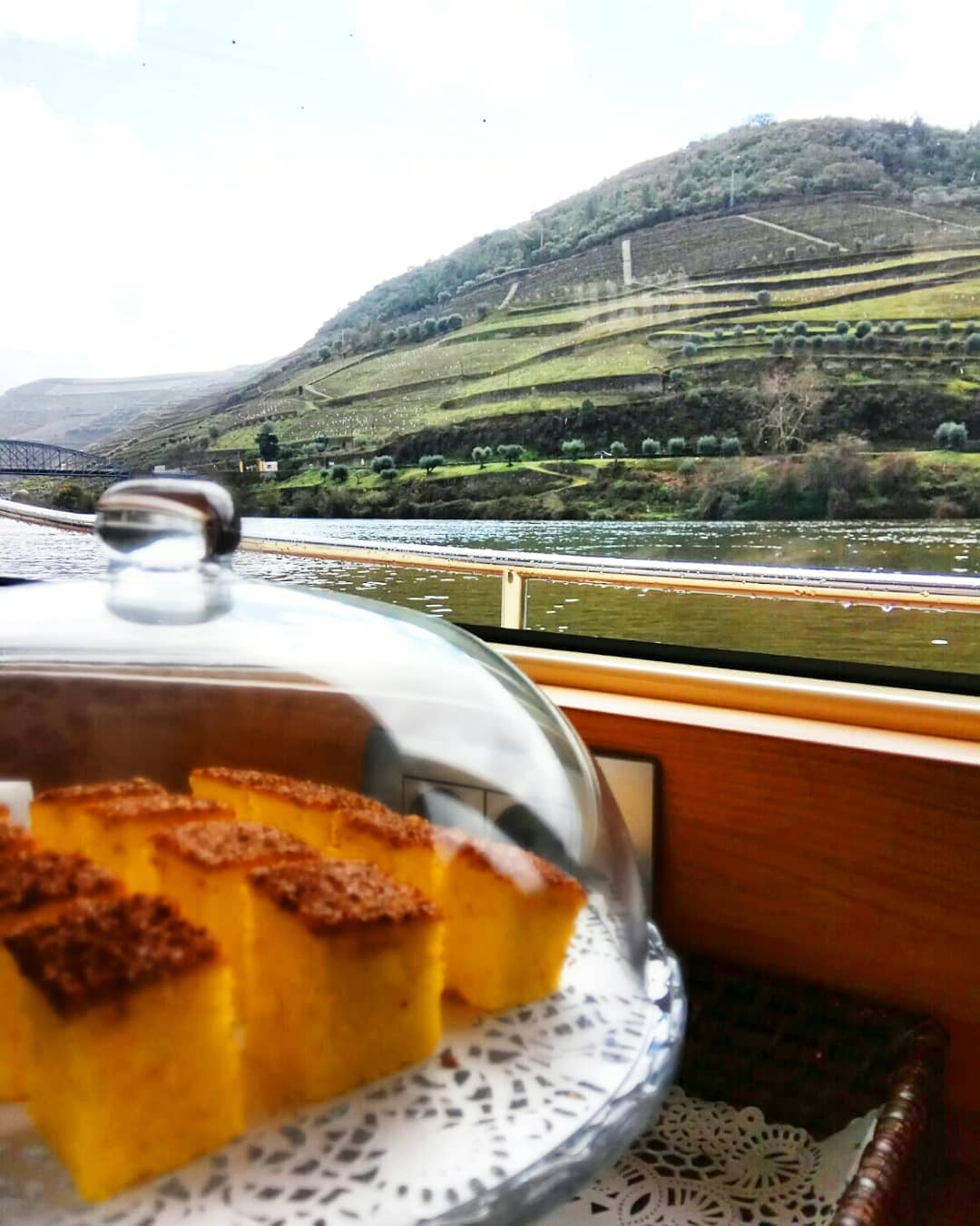 Um bolo em um prato com uma montanha ao fundo