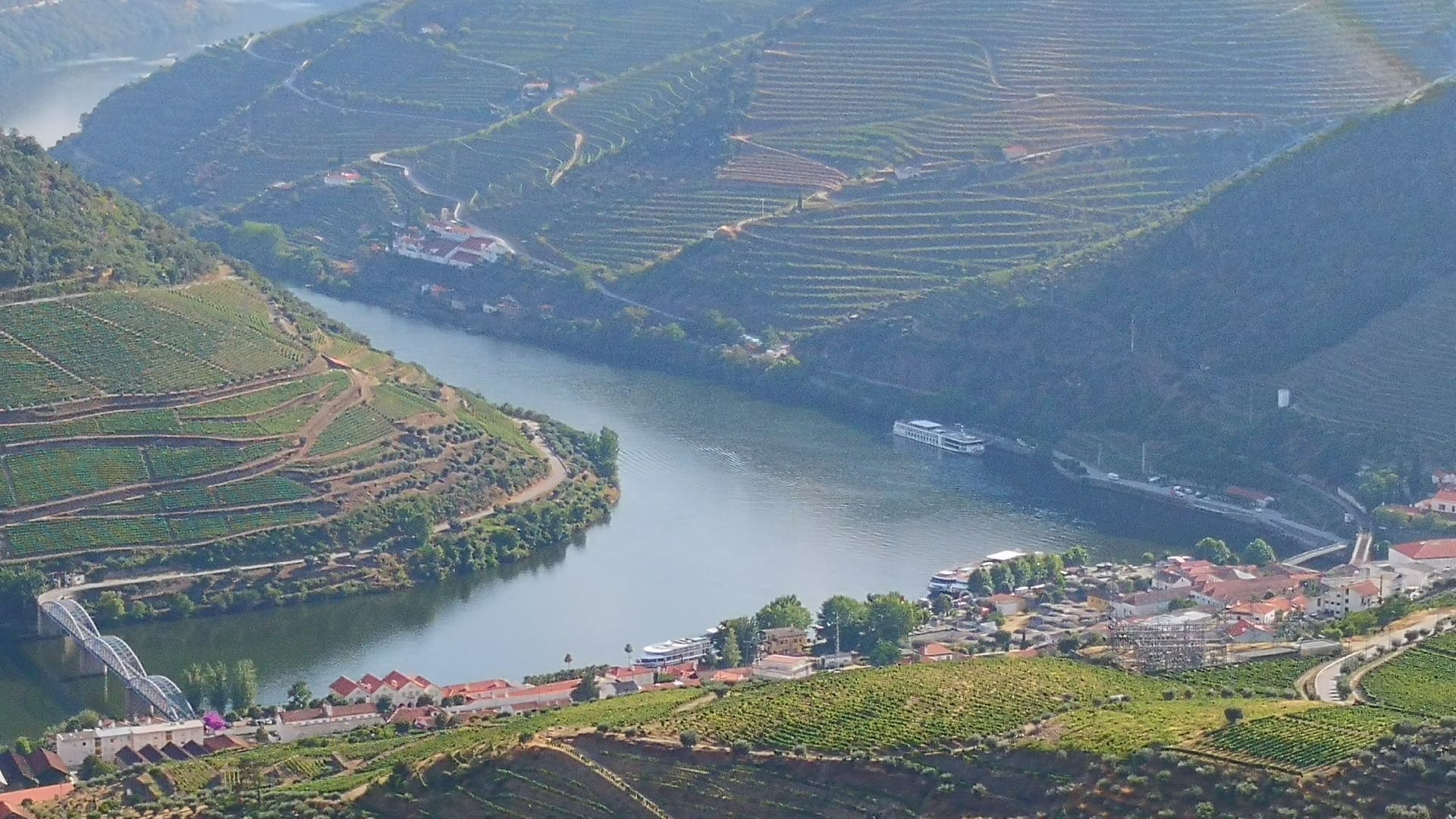Uma vista aérea de um rio cercado por montanhas