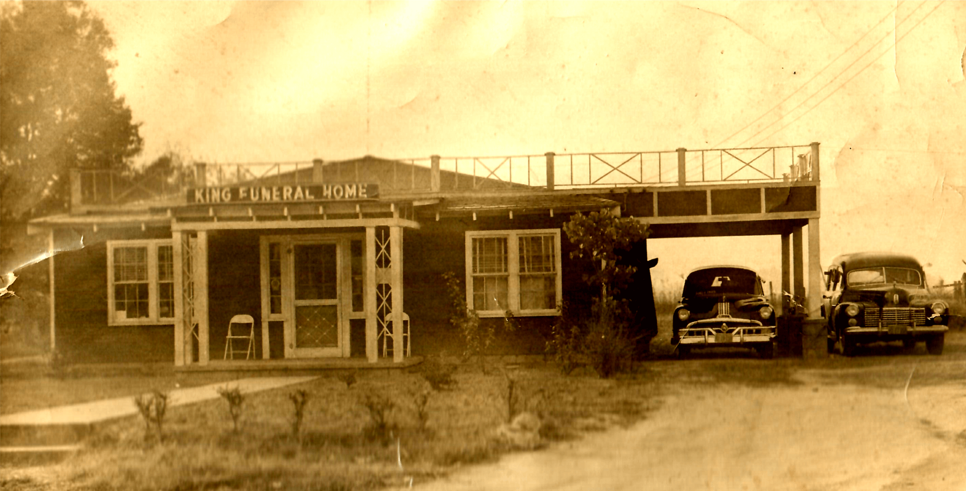 Vintage photo of a building: 
