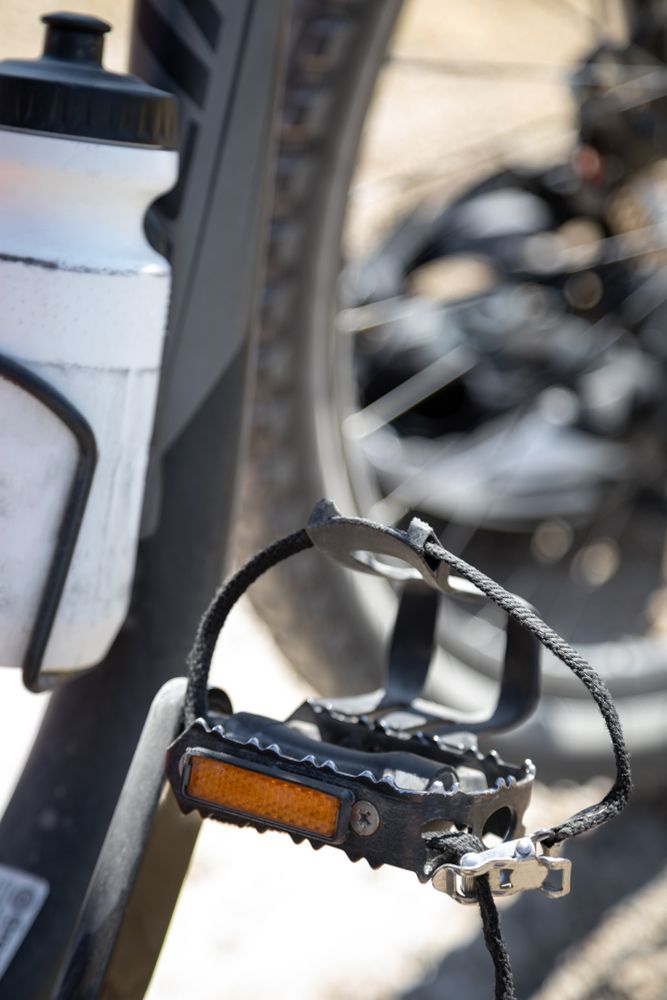 Cage style clip-in bicycle pedal system