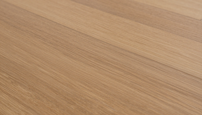 Dettaglio di parquet in legno con finitura naturale.