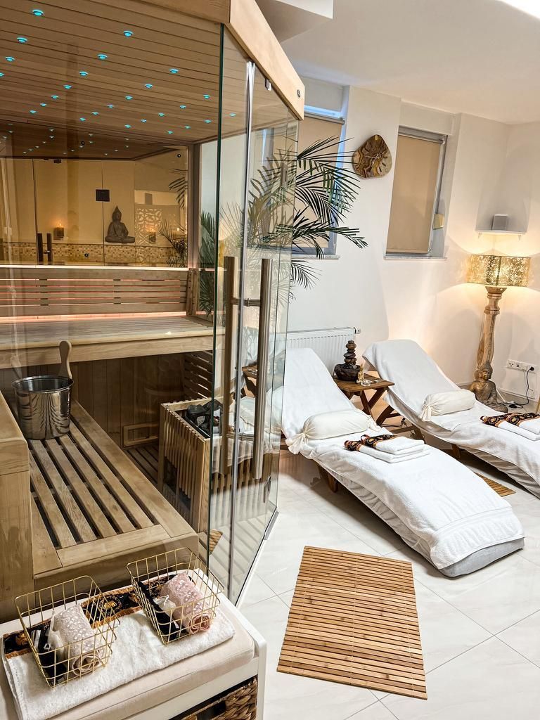 Ein Raum mit einer Sauna und zwei Liegestühlen darin