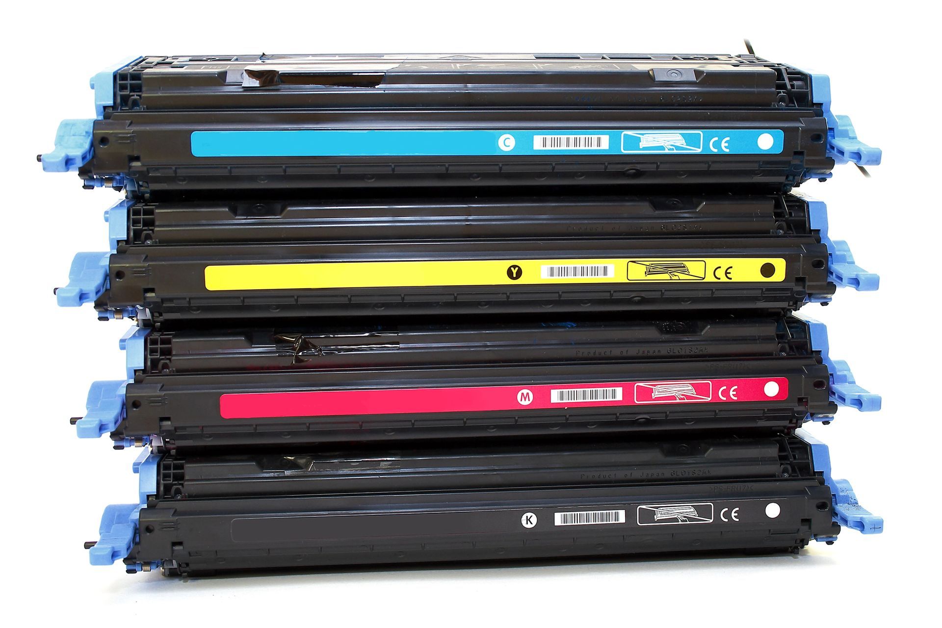 Pila di quattro cartucce di toner per stampante laser a colori: ciano, giallo, magenta e nero, con maniglie blu.