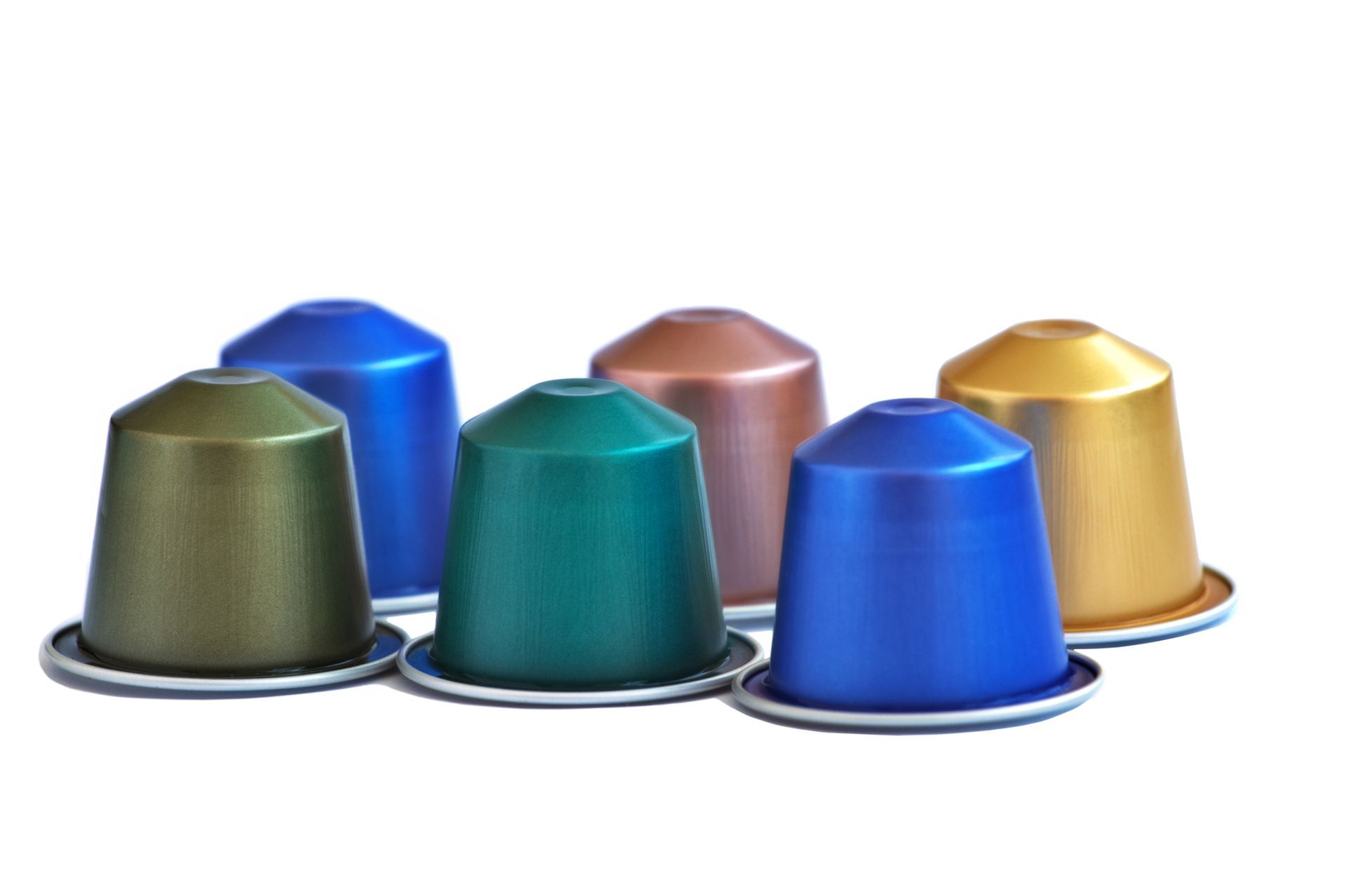 Sei capsule di caffè Nespresso colorate: verde, blu, rame e oro.