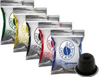 Cinque confezioni di cialde di caffè colorate con una cialda nera su sfondo bianco.