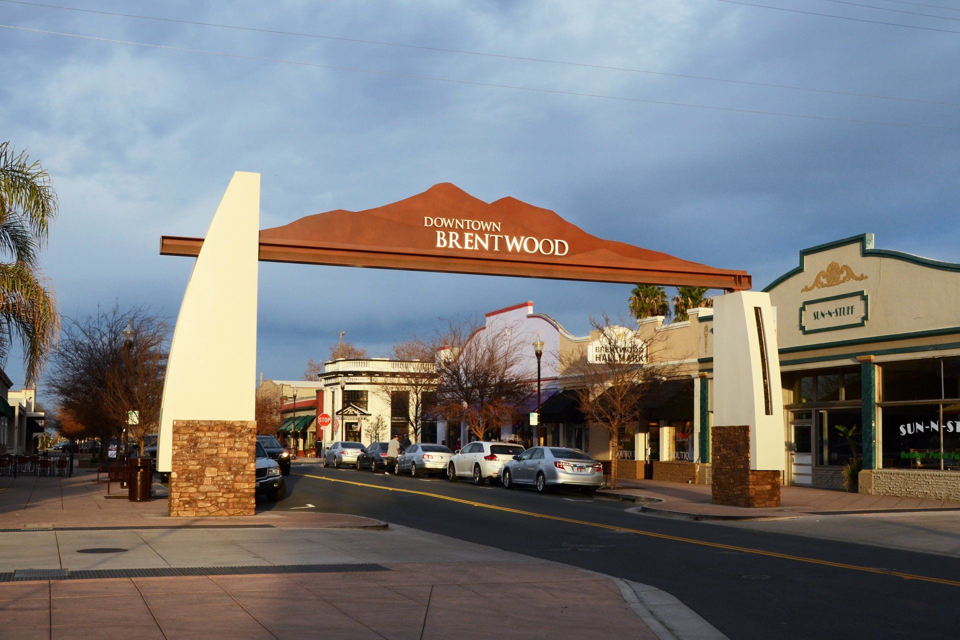 A street with a sign that says saint mexico on it